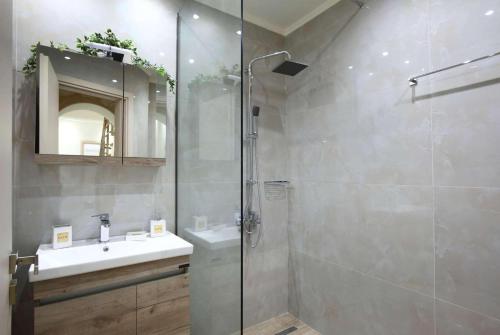 ツォウカラデスにあるThanassisのバスルーム(ガラス張りのシャワー、シンク付)