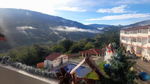 een uitzicht vanaf het balkon van een huis met een zwembad bij APARTAMENTO SAN GIl in San Gil