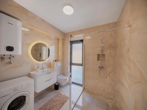 een badkamer met een douche, een toilet en een wastafel bij Villa Gizella in Sveti Filip i Jakov