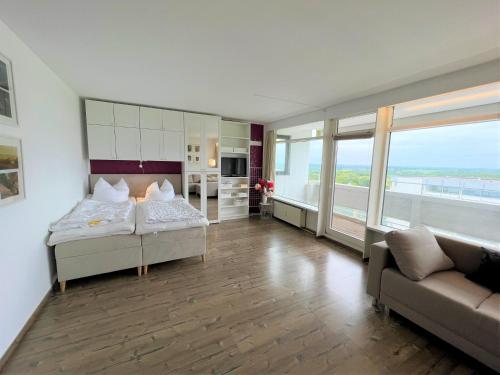 - une chambre avec un lit et un canapé dans l'établissement Panoramic A15-8 - Panoramic, à Sierksdorf