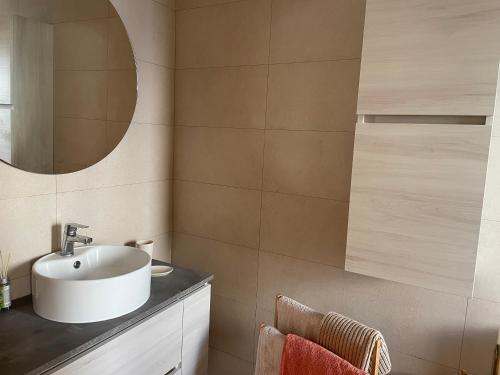 ein Bad mit einem Waschbecken und einem Spiegel in der Unterkunft Casa Sally - Mijas Golf in Mijas Costa