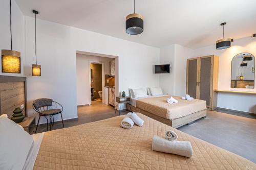 ミコノス・シティにあるKaterina Viewのベッド2台とバスルームが備わるホテルルームです。