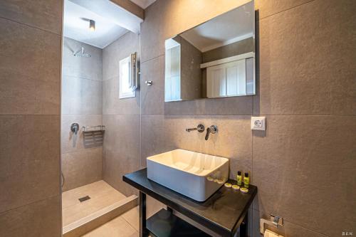W łazience znajduje się umywalka i lustro. w obiekcie Katerina View w mieście Mykonos