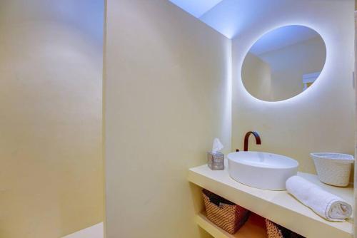 une salle de bain avec un lavabo et un miroir dans l'établissement Cannes Californie Beautiful Apt with Sea View, à Cannes