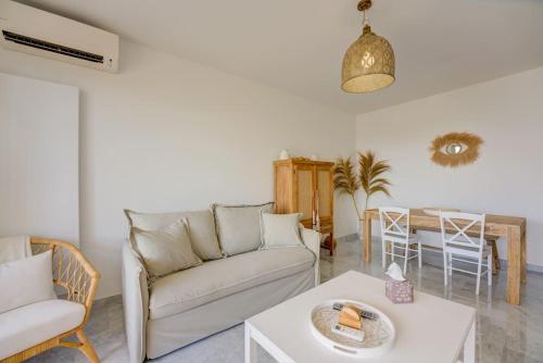 un salon avec un canapé et une table dans l'établissement Cannes Californie Beautiful Apt with Sea View, à Cannes