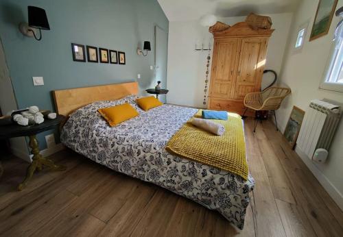Dolce Vita en Provence في شاتورينارد: غرفة نوم عليها سرير ومخدات صفراء