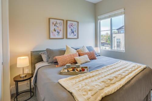 Un dormitorio con una cama grande y una bandeja de comida. en Cozy Golf Retreat in Golden Minutes to Downtown, en Golden
