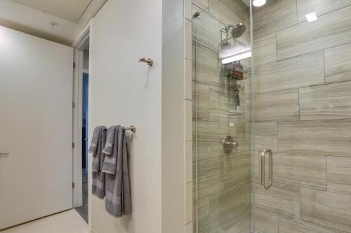 uma casa de banho com um chuveiro e uma porta de vidro em Cozy Golf Retreat in Golden Minutes to Downtown em Golden