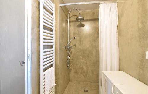 Ett badrum på Nice Home In Madonna Del Sasso - Bo With Kitchen