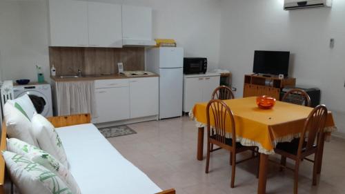 uma cozinha e sala de jantar com mesa e cadeiras em casa vacanza con terrazza em Laterza