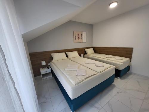 Habitación con 2 camas en una habitación con: en Vila Pčelica Petra en Soko Banja