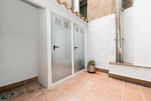 a hallway with two doors and a potted plant at Vipimmoble ! in Guardiola de Berguedà