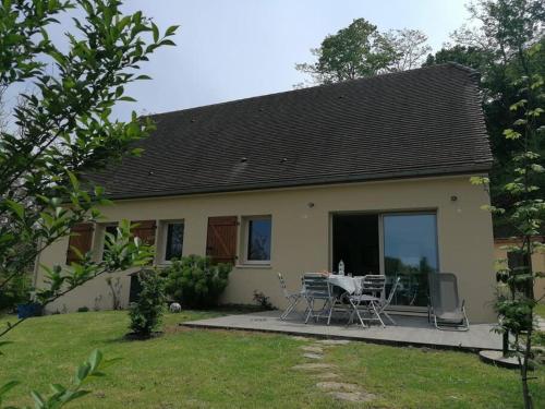 a small yellow house with a table and chairs at Magnifique maison avec vue panoramique in Carlux