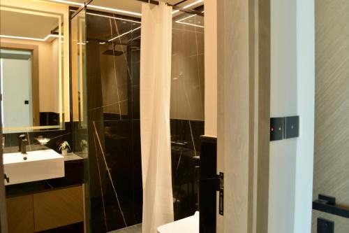 Vannas istaba naktsmītnē Luxurious Smart Home