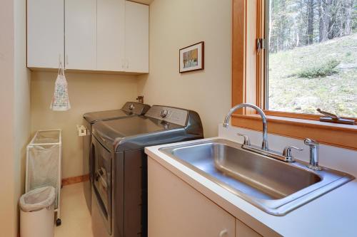 una cucina con lavandino e lavatrice di Luxury Vermont Vacation Rental Private Hot Tub! a Brownsville
