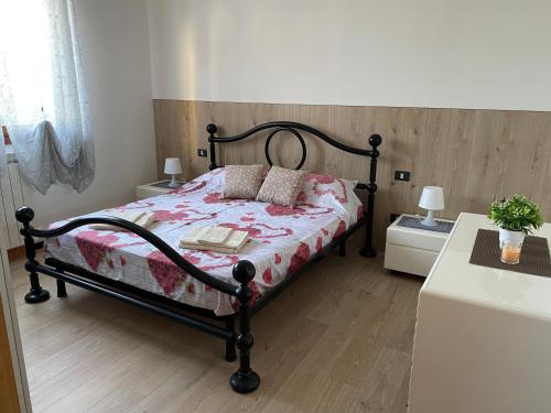una camera da letto con un letto con una coperta e cuscini floreali di Holly's house 