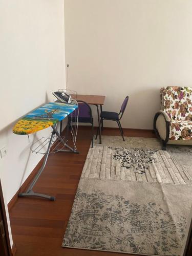 Pokój ze stołem, krzesłami, stołem i dywanem w obiekcie Уютная 2-х комнатная квартира w Kyzyłordzie
