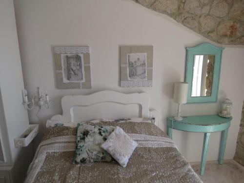 una camera con letto e tavolo blu di Apartments Authentic Baska 1 a Baška