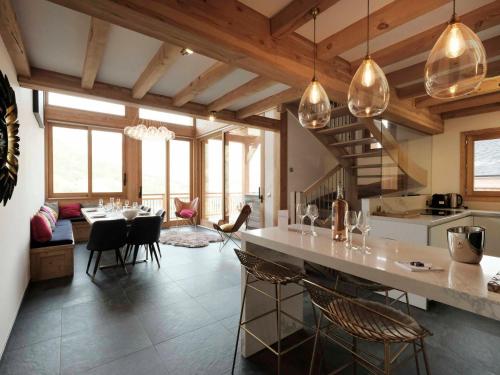 - une cuisine avec une grande île dans une chambre dans l'établissement Chalet avec jacuzzi, sauna, accès direct aux pistes et Wifi - FR-1-344-744, à Saint-Martin-de-Belleville