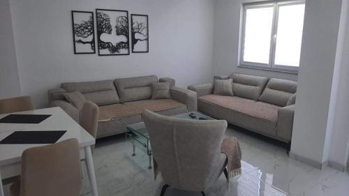 ein Wohnzimmer mit einem Sofa und einem Tisch in der Unterkunft Ohrid-Struga Ezerski Lozja in Struga