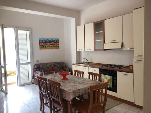 een keuken en eetkamer met een tafel en stoelen bij Casa Icaro in Marinella di Selinunte