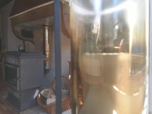 - un salon avec une cuisinière et un miroir dans l'établissement Mimi Pinson Bugey idéale déplacement pro/tourisme, à Souclin