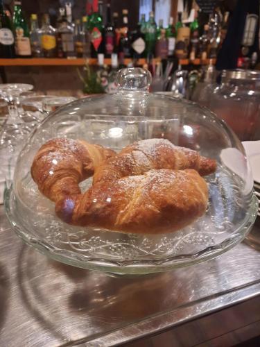 two pastries on a glass plate on a table at Siore Marie gli alloggi in San Giórgio di Nogaro