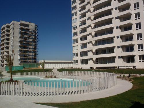 una piscina frente a dos edificios altos en Apartment La Serena Pacifico, en La Serena
