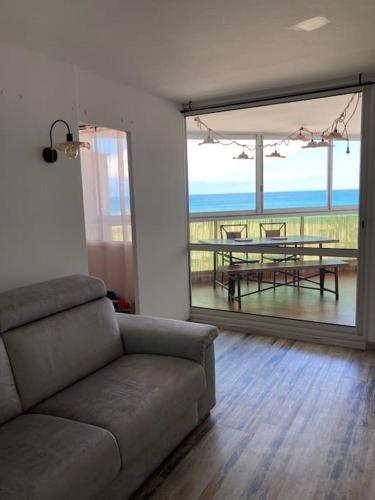 un salon avec un canapé et une table dans l'établissement Appart Vue Mer Canet plage, à Canet