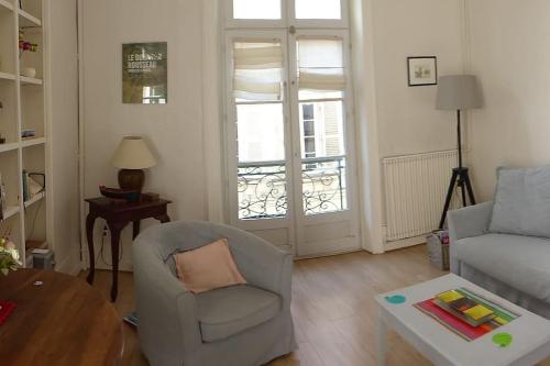 un salon avec un canapé et une chaise dans l'établissement Très lumineux, au coeur de la vieille ville, 86 m², à La Rochelle