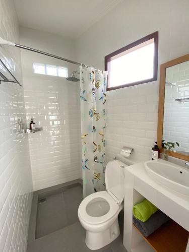 BalianにあるBalian Hideawayのトイレと洗面台を備えた白いバスルーム