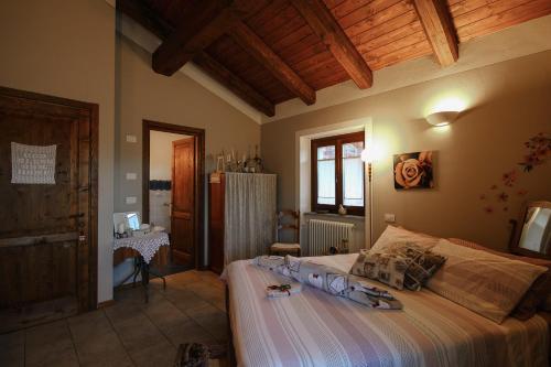 1 dormitorio con 1 cama y 1 mesa en una habitación en B&B Alla Borgata en Boves
