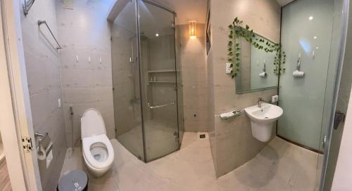 uma casa de banho com um chuveiro, um WC e um lavatório. em Beautiful Studio x King bed em Ho Chi Minh