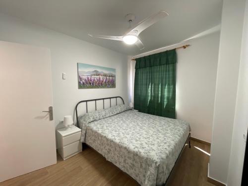 アロナにあるCasa Melinaのベッドルーム(ベッド1台、緑のカーテン付)