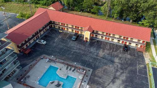 una vista aérea de un hotel con piscina en River Place Inn, en Pigeon Forge