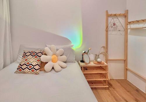 een slaapkamer met een bed met een gevulde bloem erop bij Hanns Spacious Balcony&SwimPool with FREE Netflix-6pax in Sibu