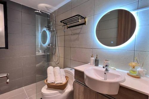 Ванна кімната в Hanns Spacious Balcony&SwimPool with FREE Netflix-6pax