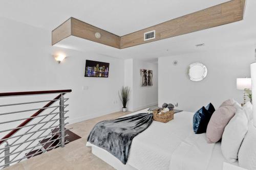 マイアミにあるElegant king bedroom Loftの白い部屋(ベッド1台、階段付)