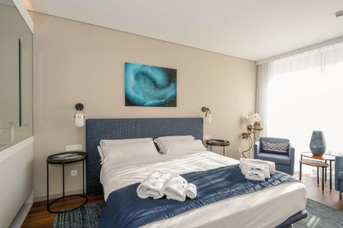 a bedroom with a bed with towels on it at Villa Paladina in Foz do Arelho