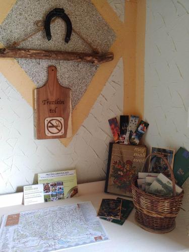 a table with books and a basket of books at POČITNIŠKA HIŠA PRLEČKA in Miklavž pri Ormožu
