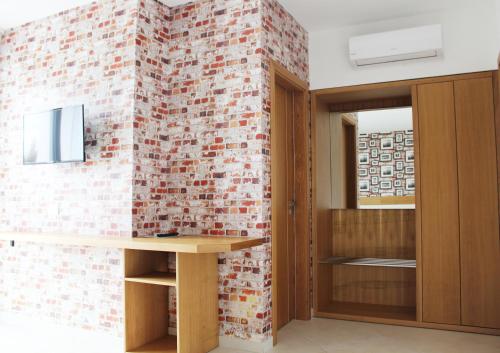 a brick wall in a room with a wooden table at Residence Casa Mia village Tropea in Brattirò