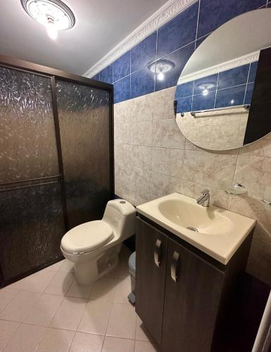 a bathroom with a toilet and a sink at Acogedor apartamento cerca al centro de Medellin in Medellín