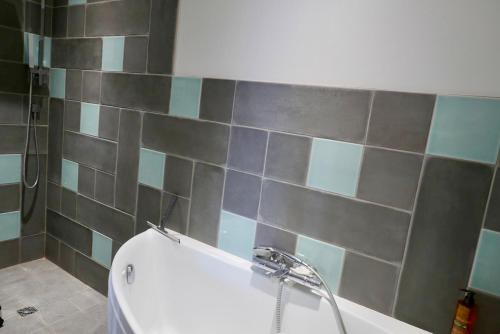 une salle de bain avec baignoire et douche dans l'établissement Mon nid montagnard au soleil, à Les Deux Alpes