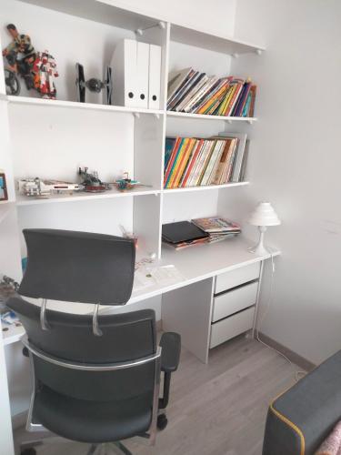 una scrivania con sedia e una scrivania con libri di Bulle d oxygène a Rubelles