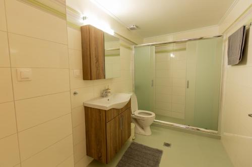Ένα μπάνιο στο Costos Condos NEW 10A 1 Bedroom