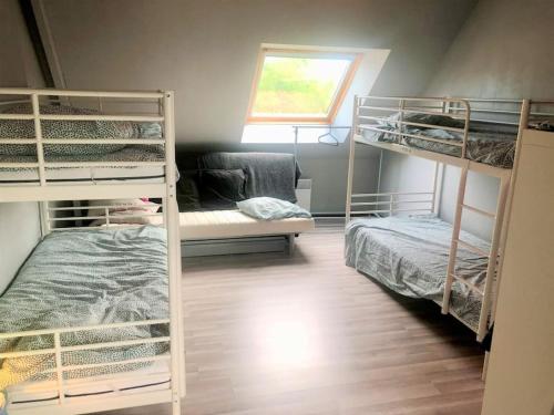 une chambre avec deux lits superposés et une fenêtre dans l'établissement La Lagune - entre Bourg et plage, à Saint-Gildas-de-Rhuys