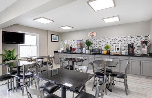 Un restaurante con mesas y sillas y un mostrador. en Super 8 by Wyndham Nashville West, en Nashville