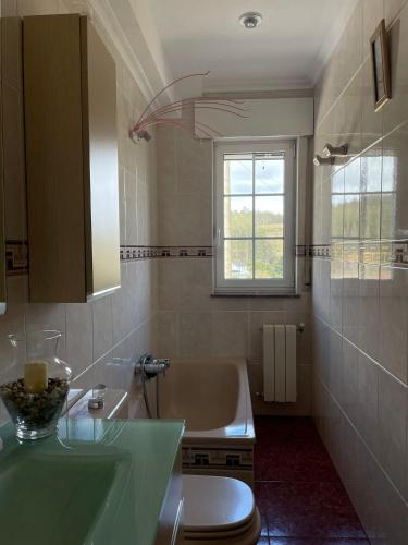łazienka z wanną, toaletą i umywalką w obiekcie Cabo de Veiga w mieście Trabada