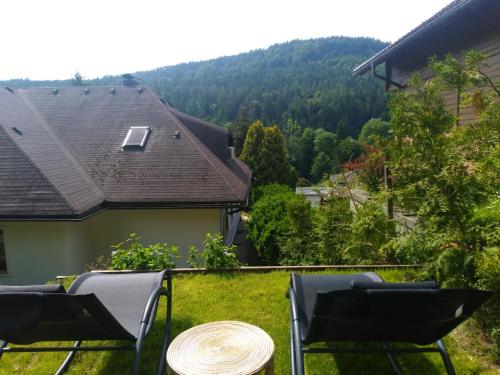 einen Blick vom Balkon eines Hauses mit einem Tisch und Stühlen in der Unterkunft Villa-Stern in Keutschach am See