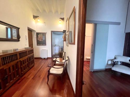 ein Wohnzimmer mit Holzboden und Sofa in der Unterkunft Eva Recommends Porvenir Apartment in Jerez de la Frontera